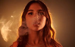 jeune femme vapote