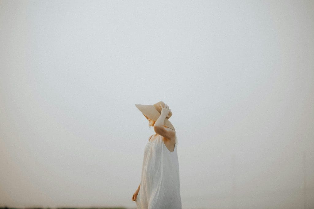 une femme en robe de lin