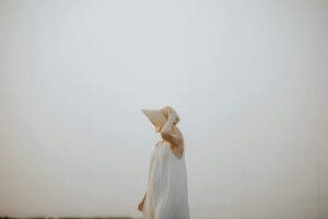 une femme en robe de lin