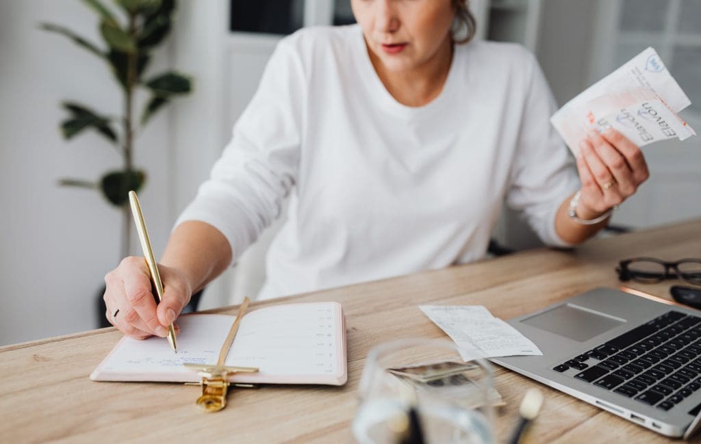 Femme organisant son budget avant un événement important