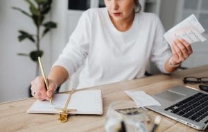 Femme organisant son budget avant un événement important