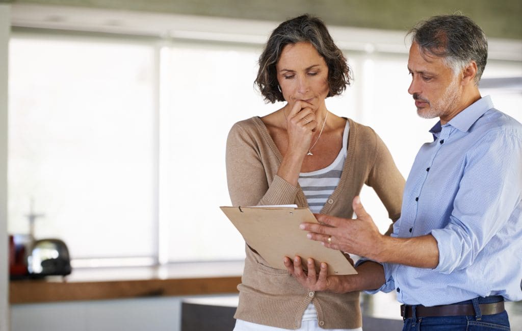 couple lisant le pret sans justificatif
