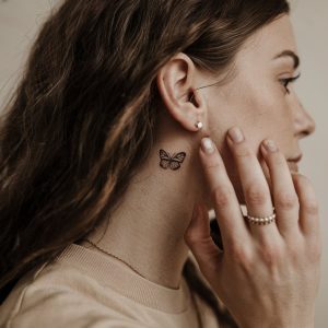 femme avec appareil auditif