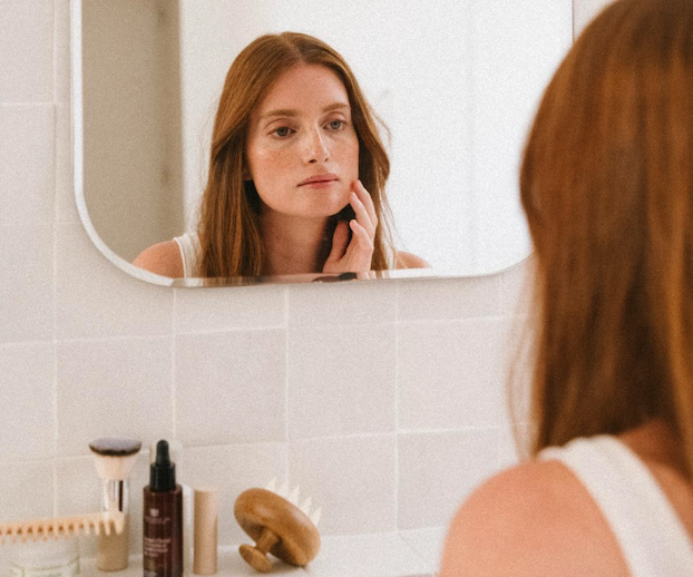 femme se regarde dans le miroir
