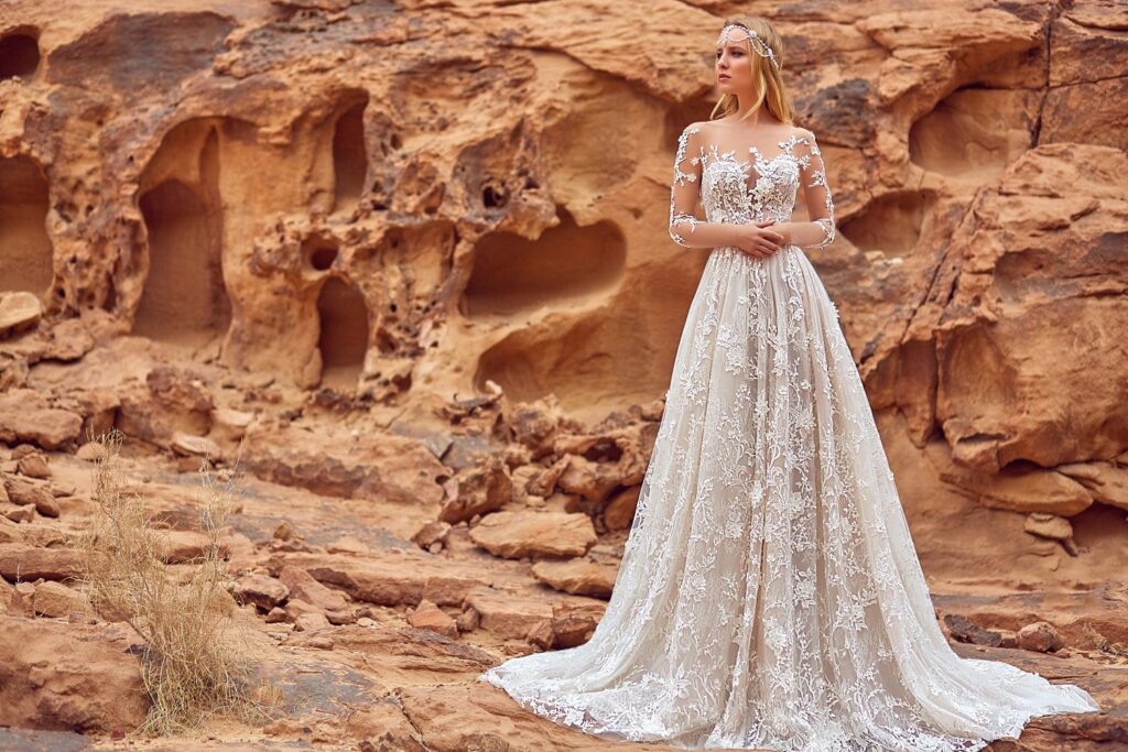 Robe de mariée bohème en dentelle avec coupe fluide et détails floraux