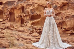 Robe de mariée bohème en dentelle avec coupe fluide et détails floraux
