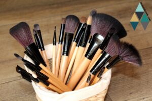 Set de pinceaux maquillage aux fibres douces posé sur une table de maquillage