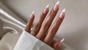 French manucure nude avec fine pointe blanche sur des ongles soignés