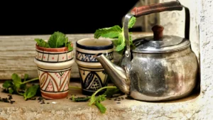 Feuilles de goyave séchées posées près d'une tasse d'infusion sur une table en bois
