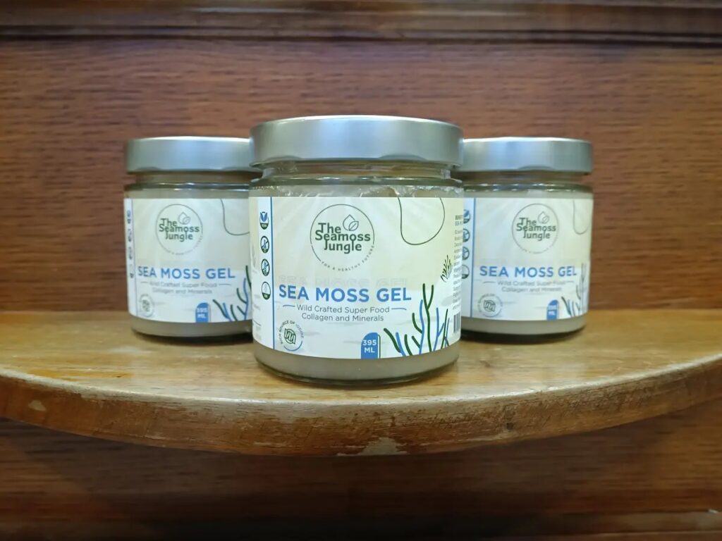 Bocaux de plantes séchées et aromates sur une étagère en bois