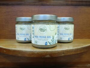 Bocaux de plantes séchées et aromates sur une étagère en bois